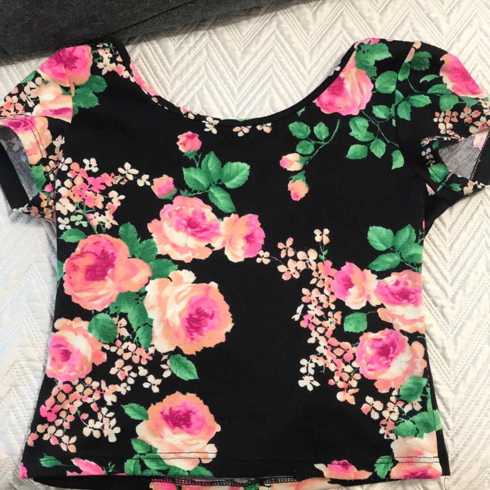 Lightly cropped floral top // size xs